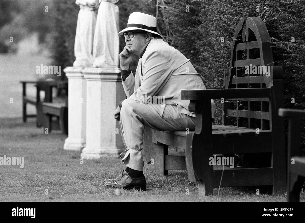 Eric Morecambe è in location al castello di Hever, dove sta realizzando un film comico. 18th agosto 1982. Foto Stock