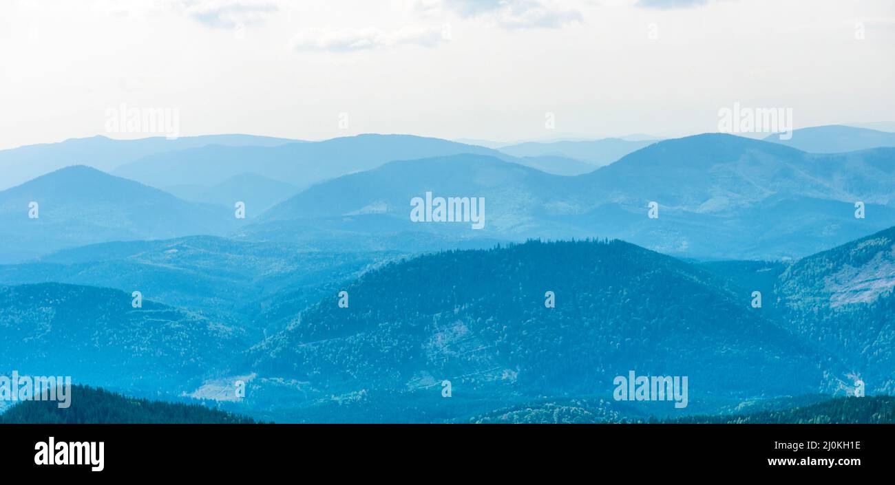 Blu nebbia paesaggio montagne Foto Stock