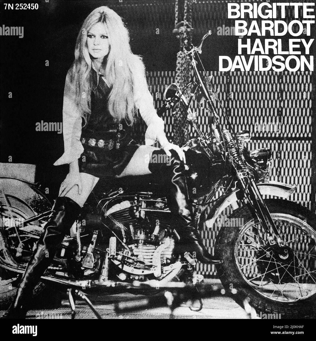 Copertina anteriore della copertina per il singolo vinilico britannico 45 giri/min di Harley Davidson di Brigitte Bardot. Pubblicato sul marchio Pye International il 8th marzo 1968. Scritto da Serge Gainsbourg. Foto Stock