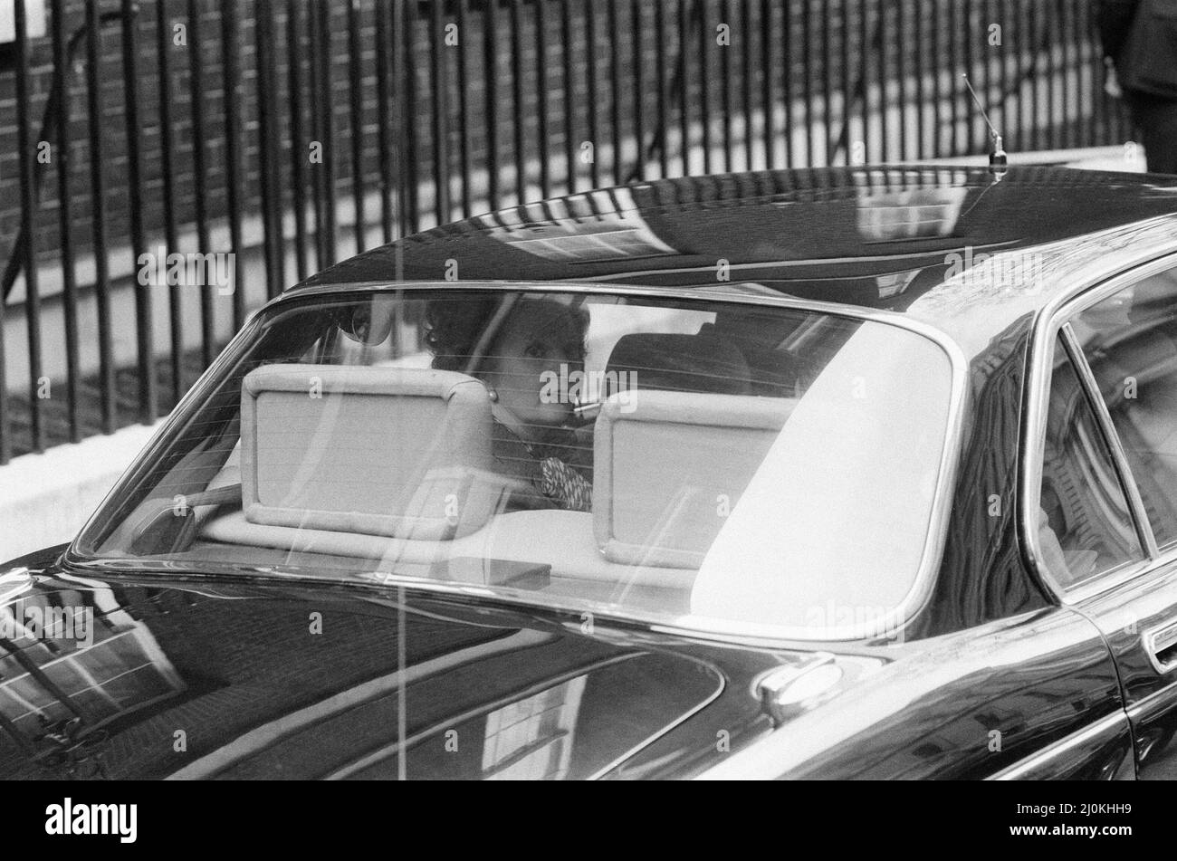 Margaret Thatcher PM raffigurato fuori Downing Street, Londra, mercoledì 14th aprile 1982. Lasciando Downing Street, sulla strada per la Camera dei Comuni per il dibattito Falklands. Foto Stock