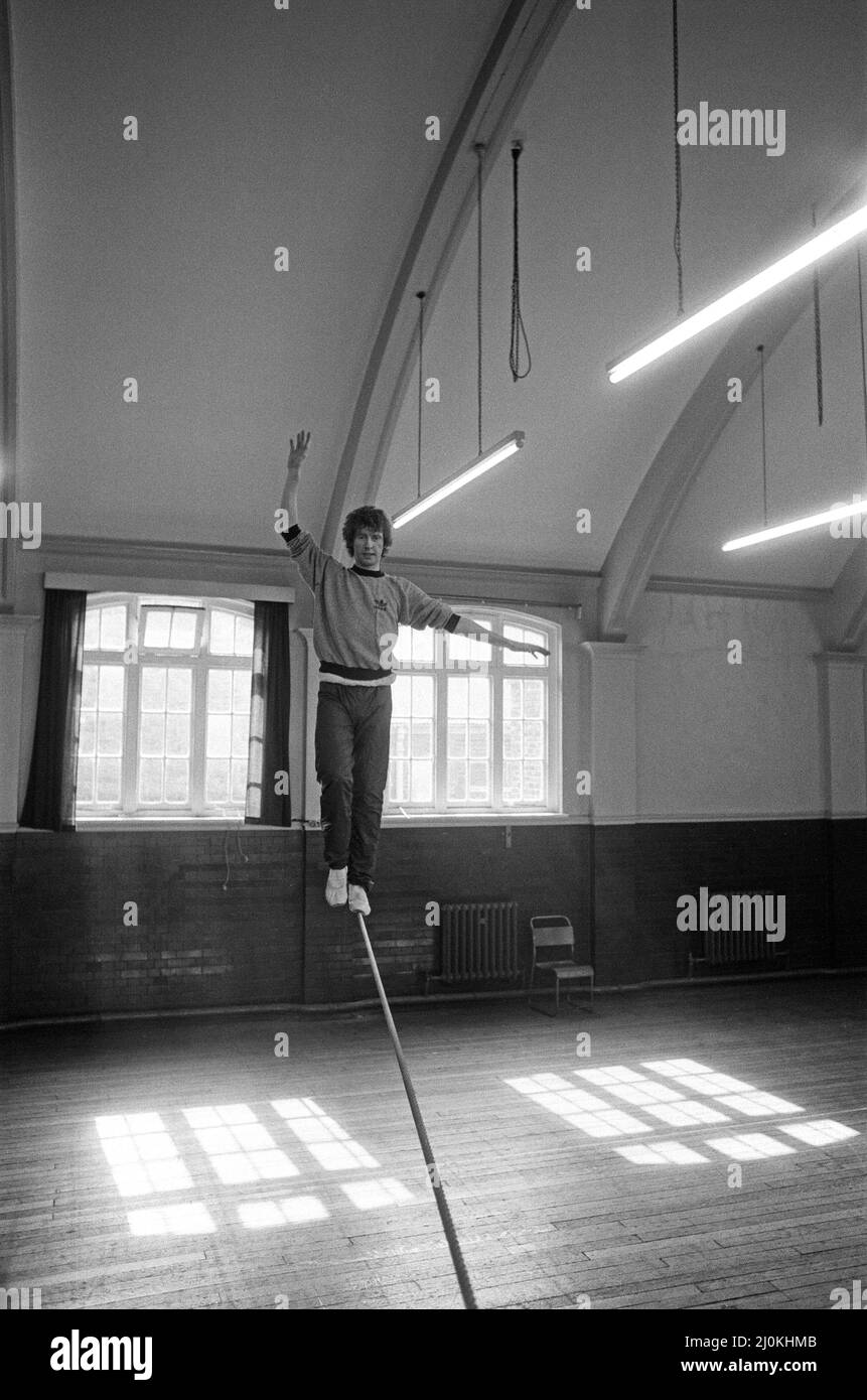 L'attore Michael Crawford lavora sul filo alto. 8th aprile 1981. Foto Stock
