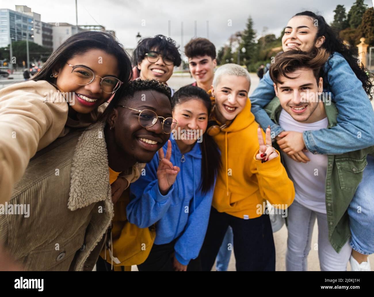 Ritratto selfie gruppo di giovani studenti multietnici all'aperto Foto Stock