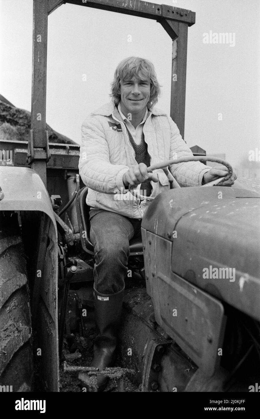 James Hunt nella fattoria di 450 acri nel Buckinghamshire, che possiede da quando è stato ritirato dal World Motor Racing nel 1979. James è raffigurato qui sul suo trattore. Foto scattata il 19th gennaio 1982 Foto Stock