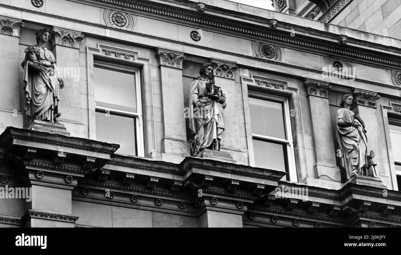 Statue all'esterno degli edifici municipali, Dale Street, Liverpool, Merseyside. 7th agosto 1982. Foto Stock