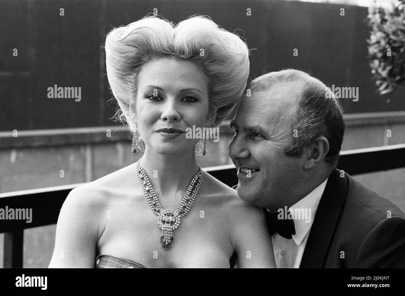 Clive James e Pamela Stephenson sono raffigurati alla televisione del London Weekend. 27th maggio 1981. Foto Stock