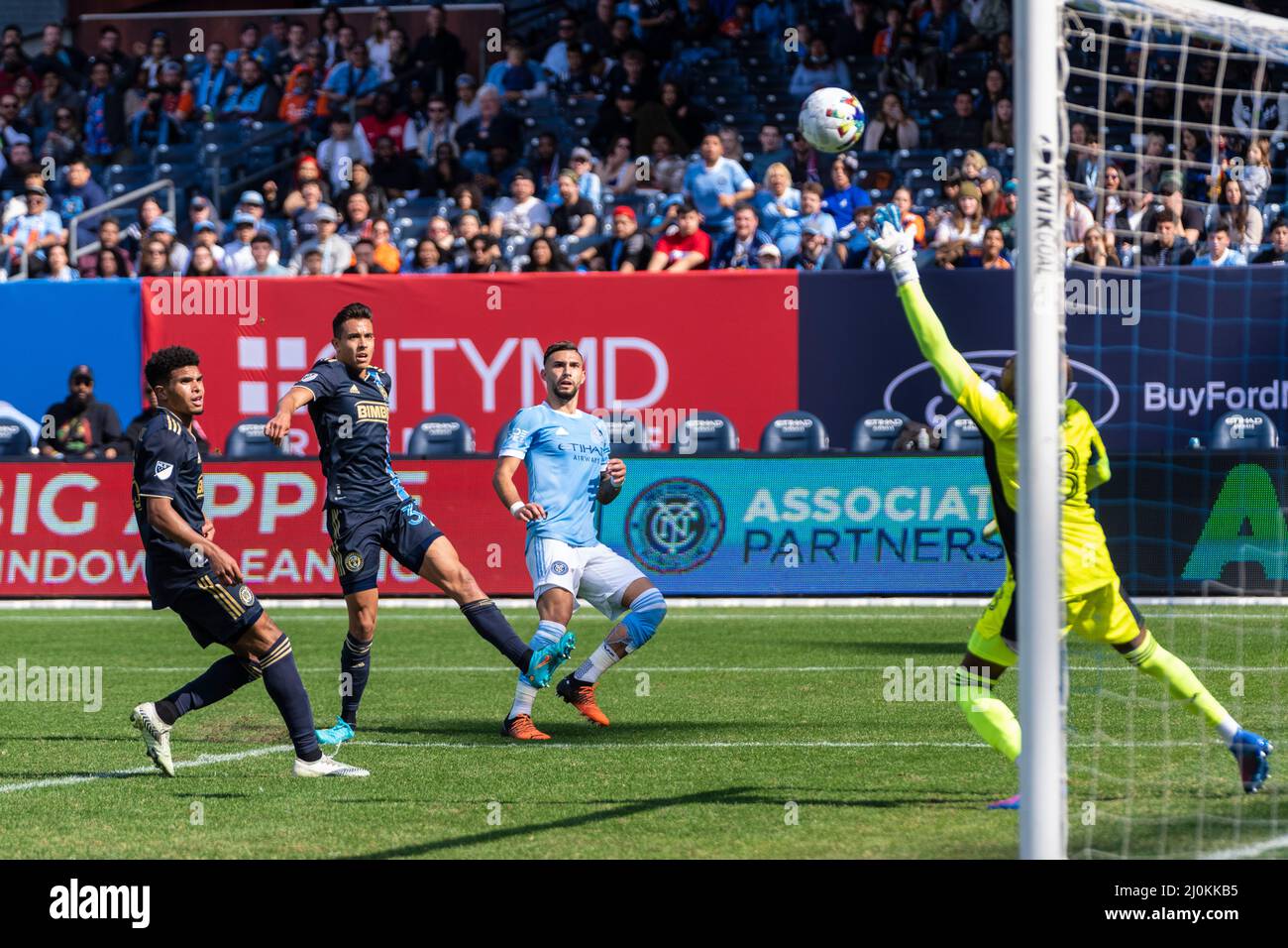 New York, NY - 19 marzo 2022: Il portiere Andre Blake (18) della Philadelphia Union salva durante la normale partita MLS contro NYCFC allo stadio Yankee Foto Stock