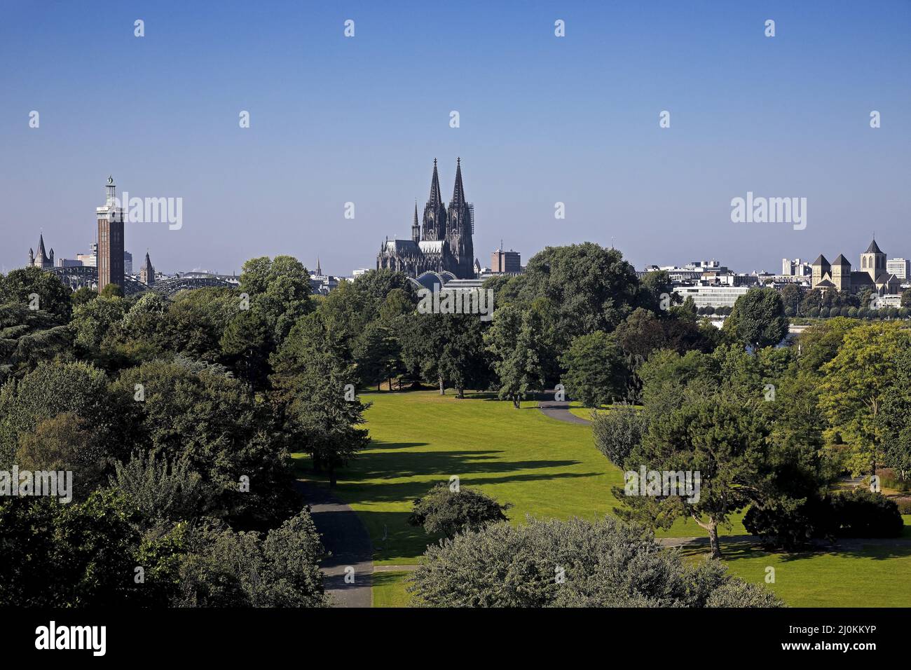 Rheinpark con cattedrale e silhouette cittadina, Colonia, Renania settentrionale-Vestfalia, Germania, Europa Foto Stock