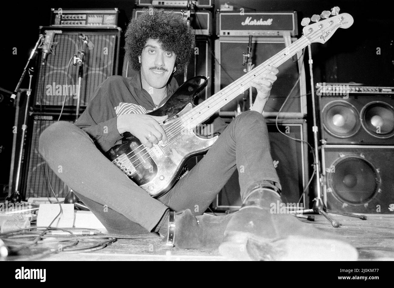 Phil Lynott di Thin Lizzy durante una sessione di registrazione per il nuovo album dei gruppi. Foto scattata il 27th settembre 1982 Foto Stock