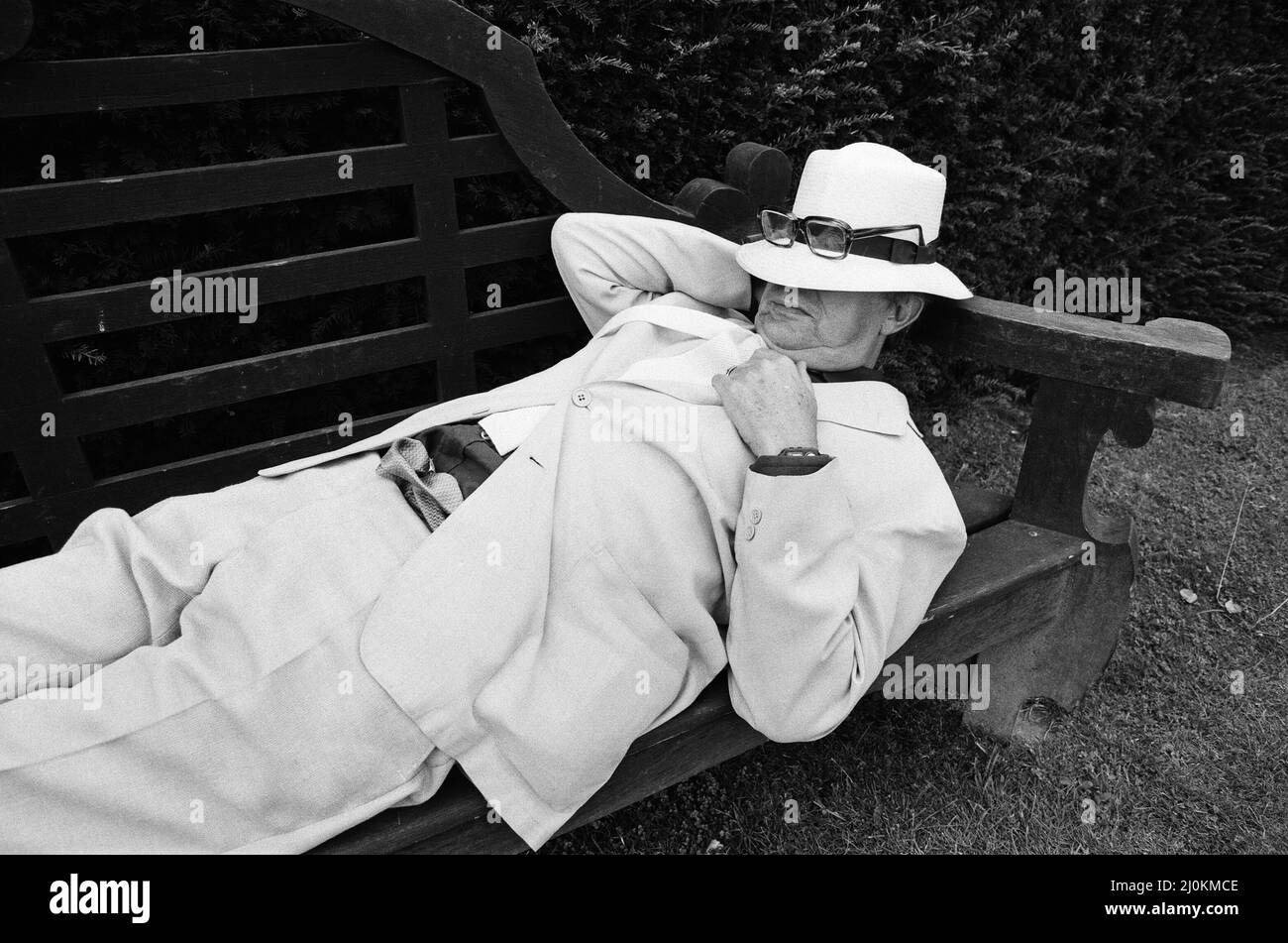 Eric Morecambe è in location al castello di Hever, dove sta realizzando un film comico. 18th agosto 1982. Foto Stock