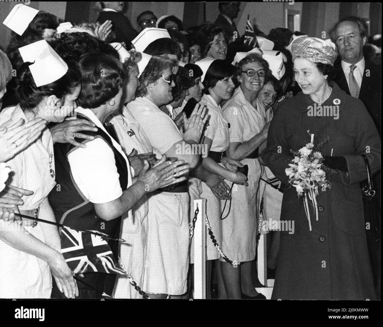 La regina Elisabetta II in Merseyside greetingnurses locali, su una passeggiata. Lo stesso giorno visitò il St Johns's Market. Foto scattata il 4th maggio 1982 Foto Stock