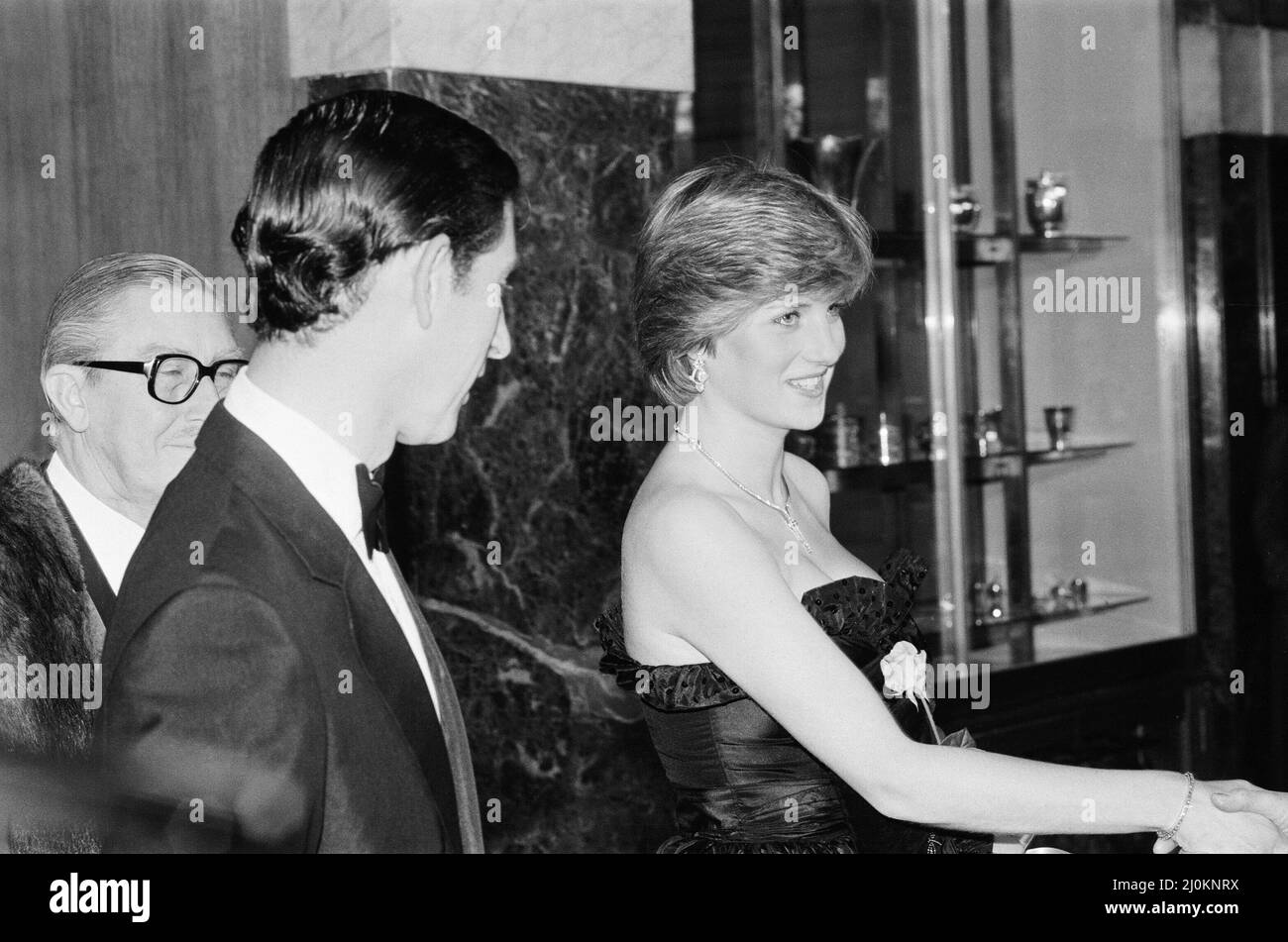 Lady Diana Spencer ha partecipato al suo primo coinvolgimento pubblico stasera, quando è entrata a far parte del Principe Carlo in un concerto di Gala Charity presso la Goldsmith's Hall di Londra, in aiuto della Royal Opera House. La Principessa Grace di Monaco partecipa anche all'evento, come visto in altre cornici in questo set. Nota per i redattori : Diana indossa un abito nero, come si vede nelle immagini a colori di Mirrorpix di questo evento. Foto scattata il 9th marzo 1981 Foto Stock