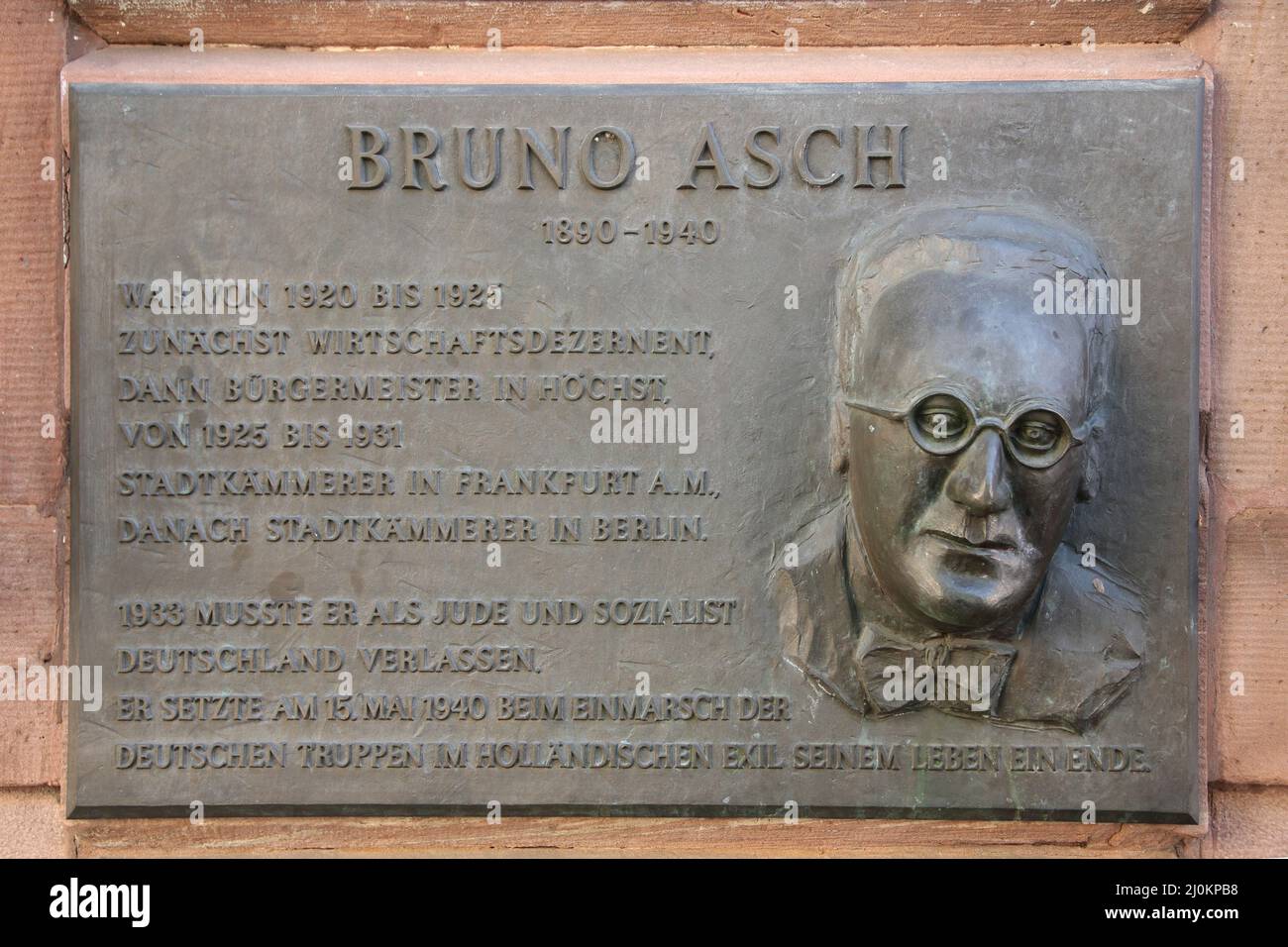 Targa commemorativa a Bruno Asch SPD, politico presso il municipio di Bolongaropalast, Höchst, Hesse, Germania Foto Stock