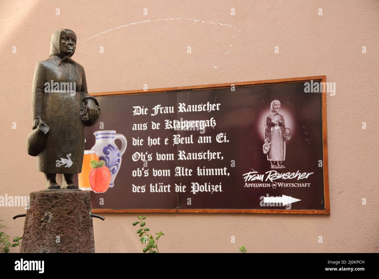 Frau Rauscher fontana che simboleggia il sidro in Alt-Sachsenhausen, Francoforte, Assia, Germania Foto Stock