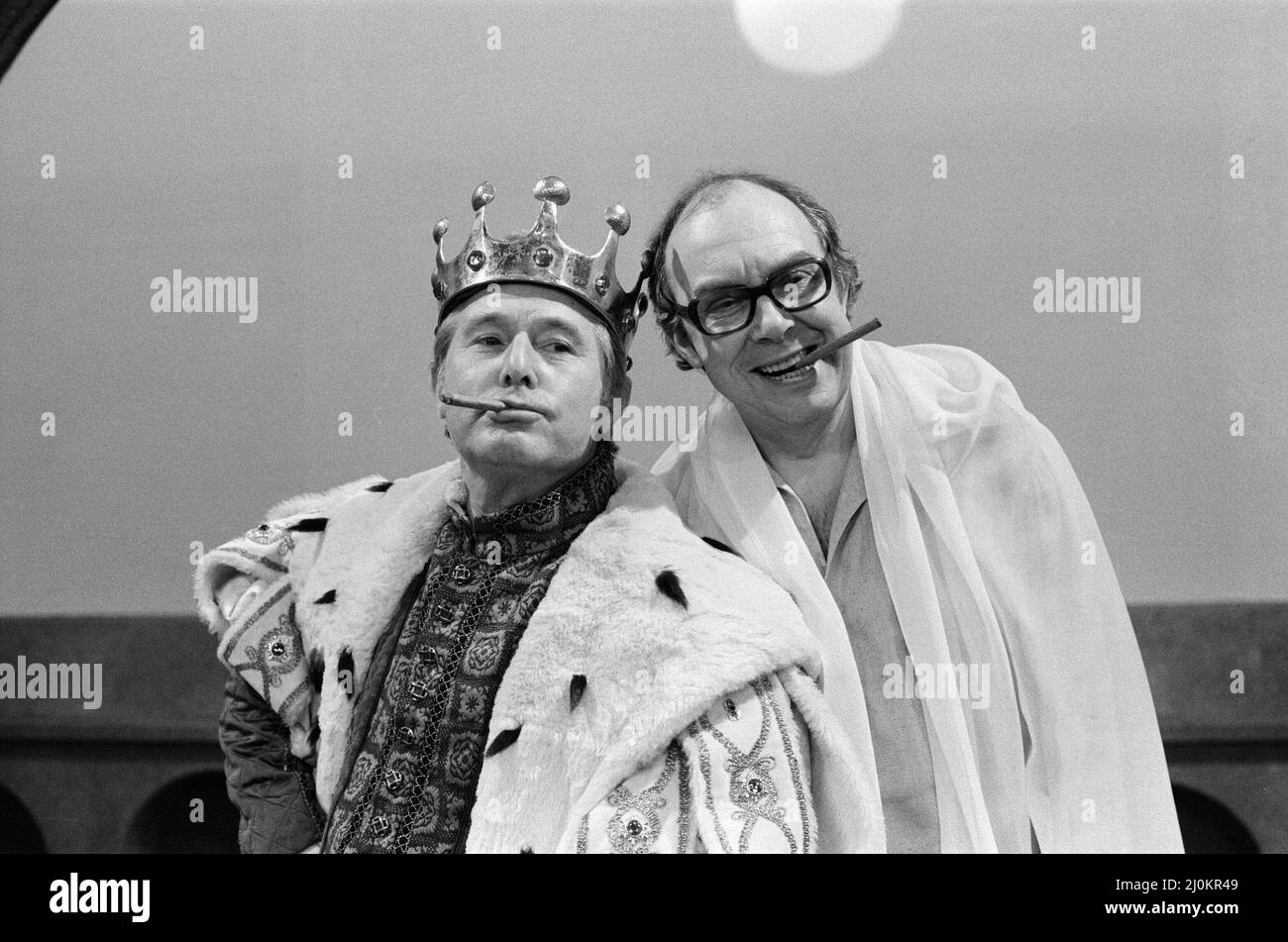 Ernie Wise (a sinistra) ed Eric Morecambe (a destra) inthe Morecambe e Wise Christmas TV show 1980. Foto scattata sul televisore durante la ripresa di Hamlet Picture scattata il 11th dicembre 1980 Foto Stock