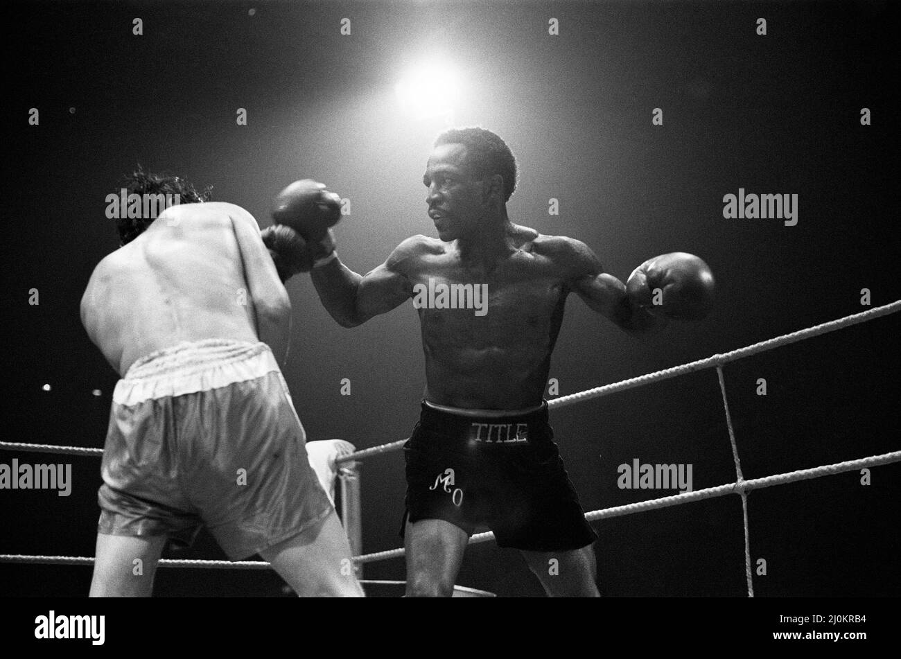 Maurice Hope / Carlos Herrera WBC World Super Welterweight Title. Wembley Arena, Wembley, Londra, Regno Unito.Hope ha vinto con decisione unanime round 15. (Immagine) lotta azione. 26th novembre 1980 Foto Stock