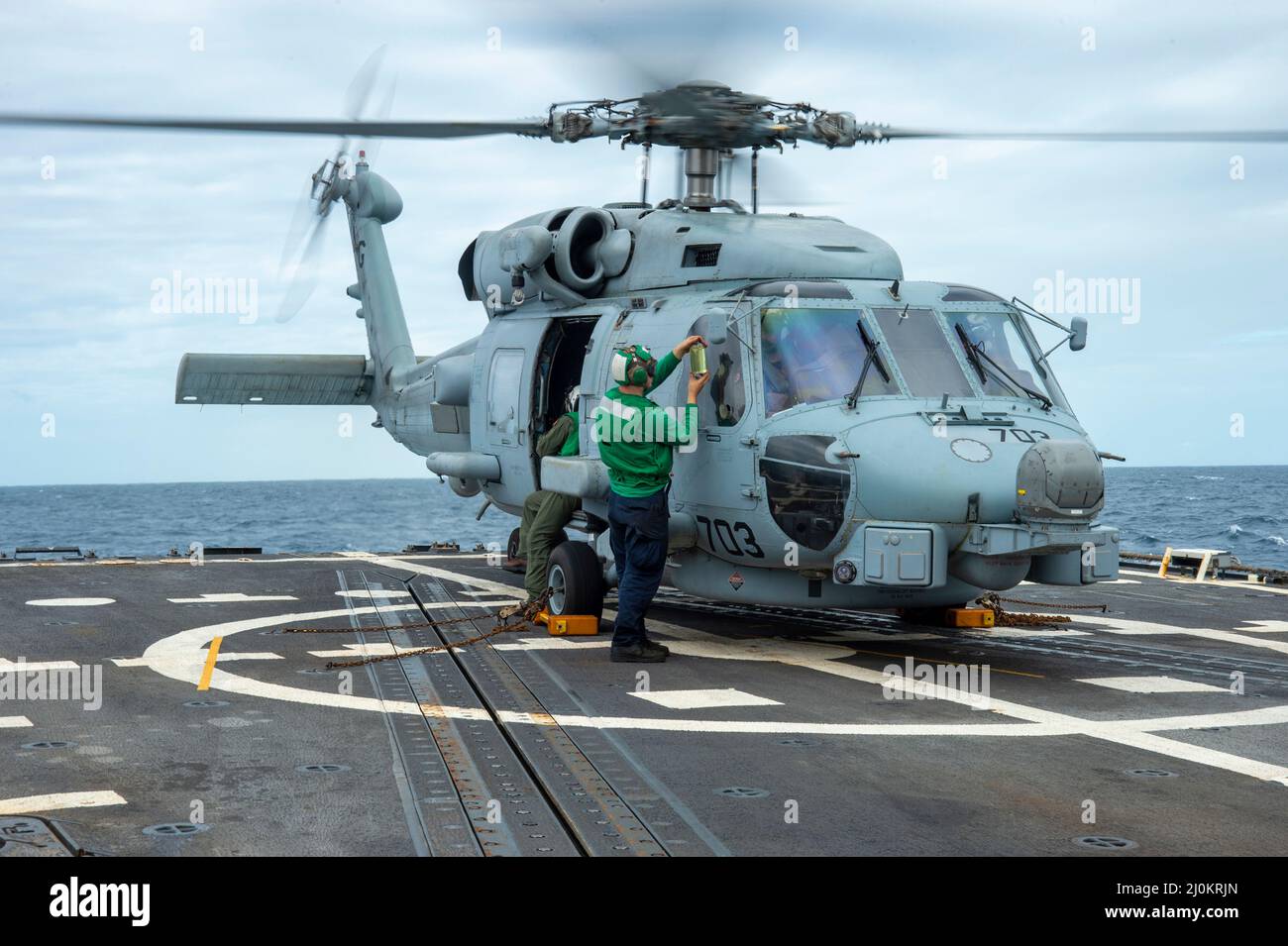 OCEANO ATLANTICO - 22 feb. 2022 - Un Sailor controlla la qualità di un campione di carburante per un elicottero MH-60 Sea Hawk, attaccato a Helicopter Maritime Strike Squadron (HSM) 46, a bordo del cacciatorpediniere missilistico guidato USS Truxtun (DDG 103) mentre è in corso per Surface Warfare Advanced Tactical Training (SWATT). Truxtun fa parte di Destroyer Squadron (DESRON) 26 che supporta Carrier Strike Group (CSG) 10. La SWATT è guidata dal Naval Surface and Mine Warwilling Development Center (SMWDC) ed è progettata per aumentare le capacità di lotta alla guerra, la letalità e l'interoperabilità delle unità partecipanti. (STATI UNITI Foto Navy di ma Foto Stock