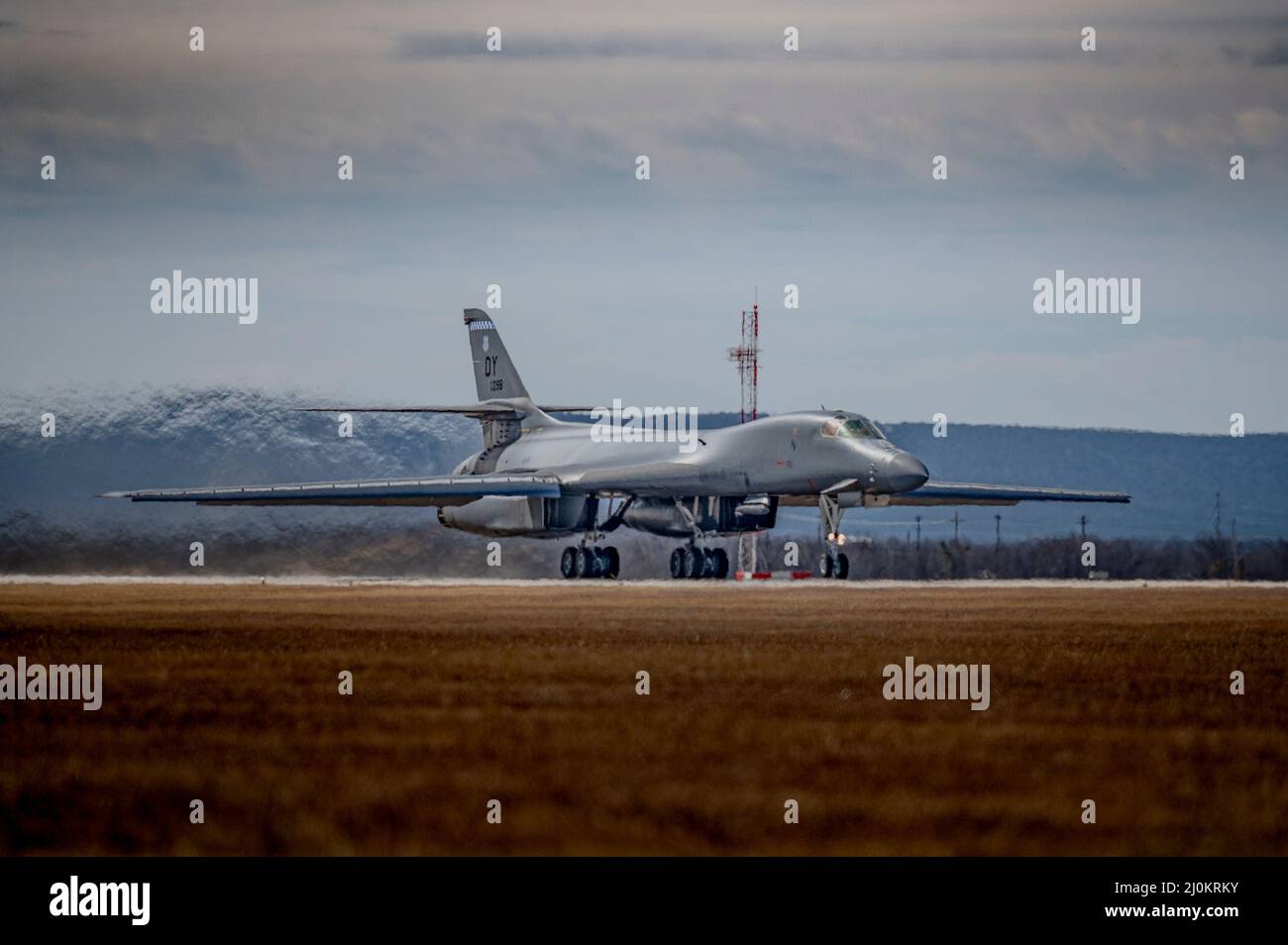 Un B-1B Lancer taxi sulla pista per partecipare alla bandiera rossa 22-2 presso la base dell'aeronautica di Dyess, Texas, 3 marzo 2022. Ogni equipaggio che ha partecipato all'esercizio ha eseguito varie tattiche e ha costruito accordi dinamici con altri equipaggi per raggiungere in modo efficiente e sicuro gli obiettivi generali di ogni missione. (STATI UNITI Air Force foto di Senior Airman Reilly McGuire) Foto Stock