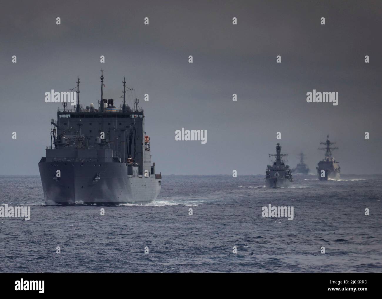 OCEANO ATLANTICO (17 marzo 2022) – nave da carico a secco di classe Lewis e Clark USNS William McLean (T AKE-12), a sinistra, Royal Navy Frigate HMS Porter (F79), centro, E il cacciatorpediniere missilistico guidato di classe Arleigh Burke USS Nitze (DDG 94) in formazione dietro il cacciatorpediniere missilistico guidato di classe Arleigh Burke USS Porter (DDG 78), marzo 17. USS Porter, schierato in avanti a Rota, Spagna, sta attualmente partecipando all'esercizio della Task Force nell'area operativa della flotta USA 2nd. TFEX funge da esercizio di certificazione per l'implementazione indipendente di navi ed è progettato per testare la preparazione e le prestazioni della missione Foto Stock