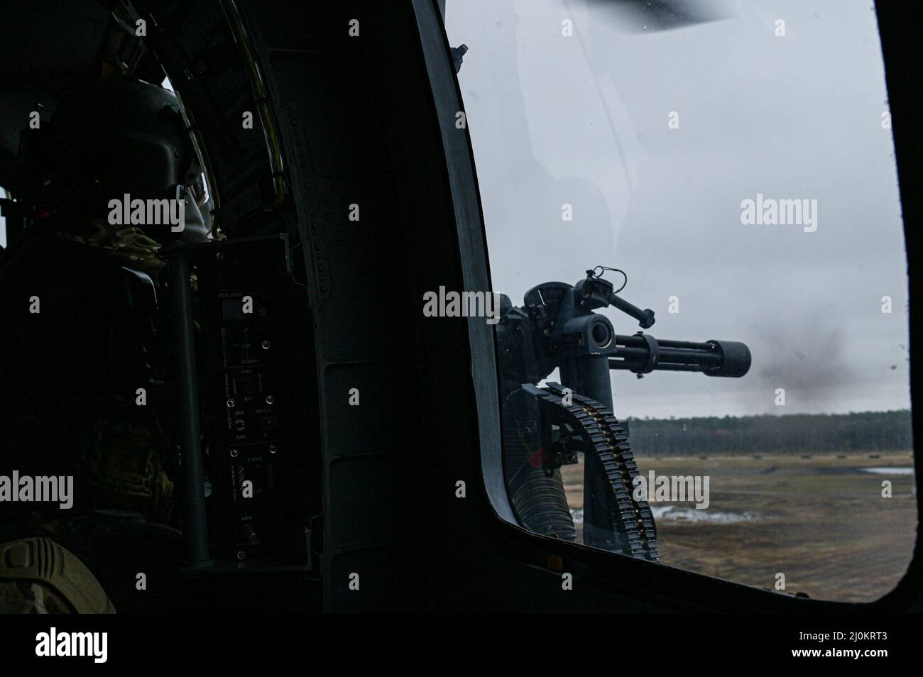 Direttore dell'aeronautica degli Stati Uniti, Sgt. William Nabakowski, 41st Rescue Squadron capo arruolò manager, spara un Minigun GAU-2 da un elicottero HH-60W Jolly Green II a Grand Bay Bombing and Gunnery Range, Georgia, 28 febbraio 2022. I sistemi di armi della HH-60W consentono al RQS 41st di entrare in ambienti ostili per condurre ricerche e soccorsi, difendendosi dal fuoco nemico. (STATI UNITI Air Force foto di Senior Airman Rebeckah Medeiros) Foto Stock