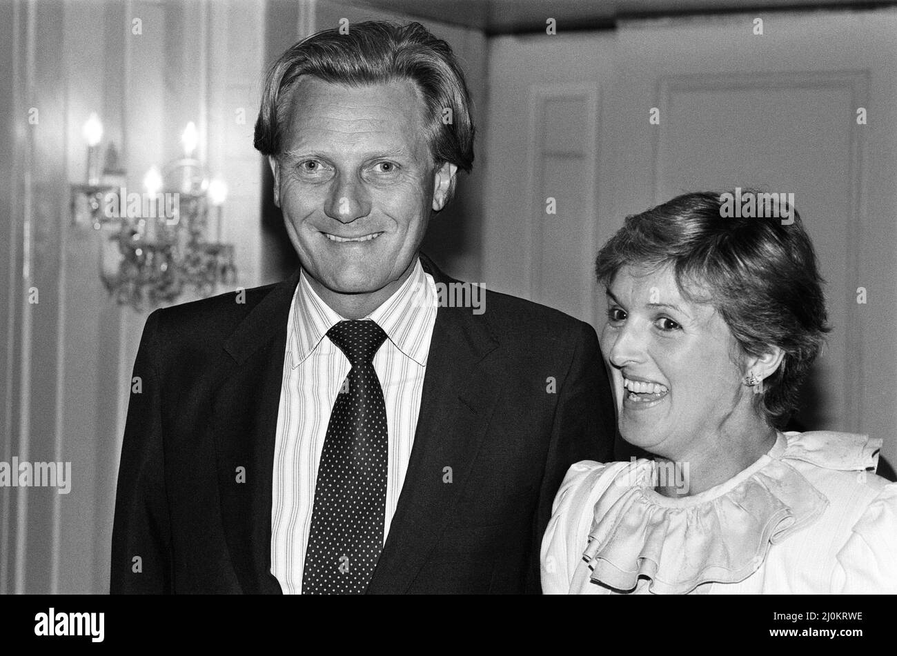 Michael Heseltine, Segretario di Stato per l'ambiente, e sua moglie Ann ad un pranzo Foyles. 14th luglio 1982. Foto Stock