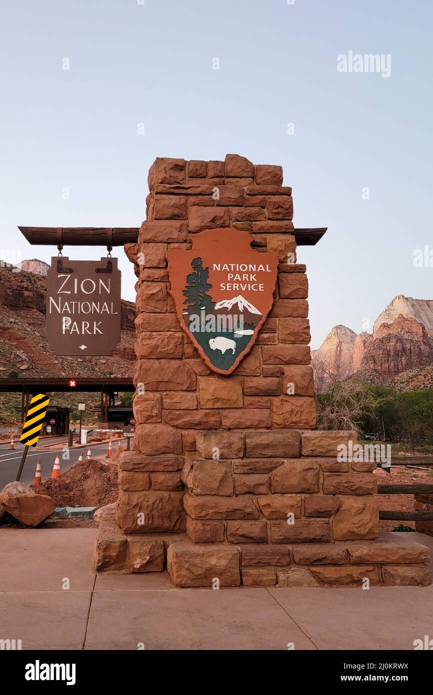 Cartello d'ingresso per lo Zion National Park a Springdale, Utah Foto Stock