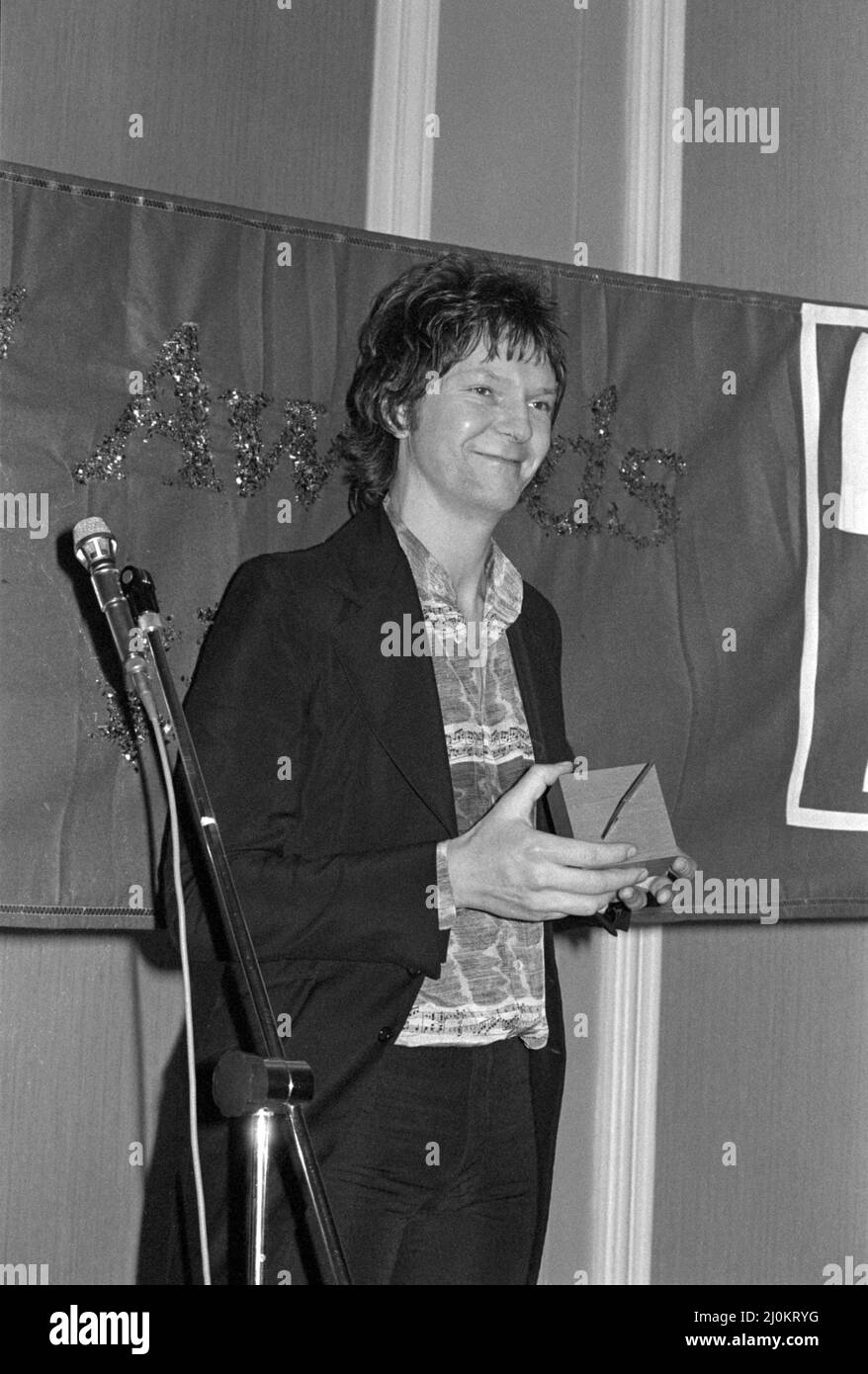 Il bassista Chris Squire della band inglese Yes ha vinto un premio alla cerimonia Melody Maker poll Awards a Londra, Inghilterra, nel 1979. Foto Stock