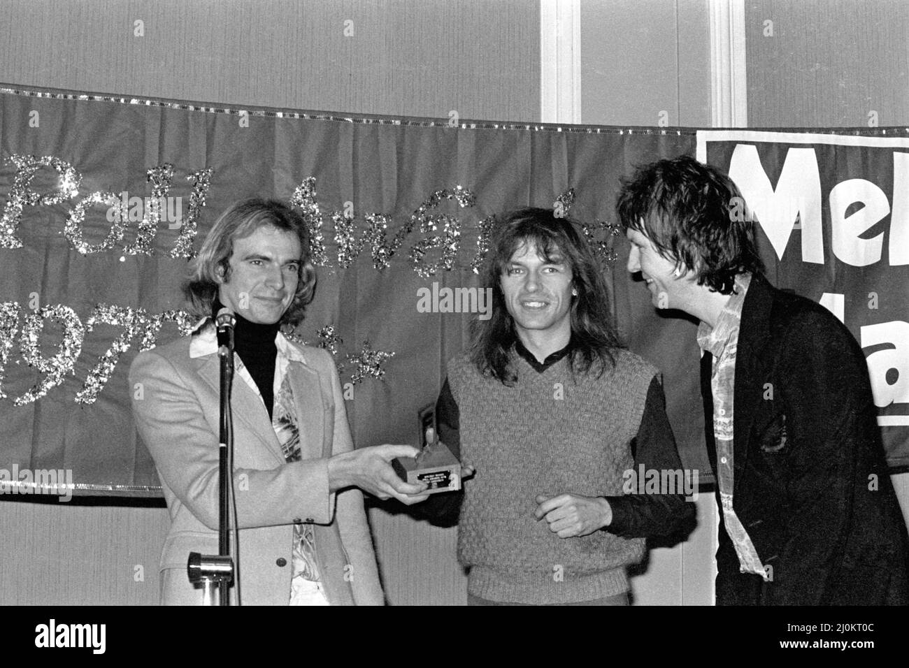 Alan White, Steve Howe e Chris Squire della band inglese Yes raccolta di un premio alla cerimonia Melody Maker poll Awards a Londra, Inghilterra, nel 1979. Foto Stock