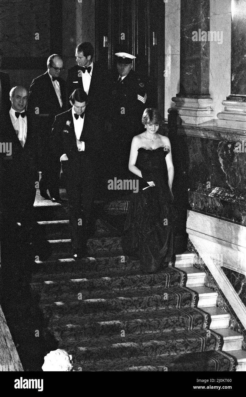 Lady Diana Spencer ha partecipato al suo primo coinvolgimento pubblico stasera, quando è entrata a far parte del Principe Carlo in un concerto di Gala Charity presso la Goldsmith's Hall di Londra, in aiuto della Royal Opera House. La Principessa Grace di Monaco partecipa anche all'evento, come visto in altre cornici in questo set. Nota per i redattori : Diana indossa un abito nero, come si vede nelle immagini a colori di Mirrorpix di questo evento. Foto scattata il 9th marzo 1981 Foto Stock