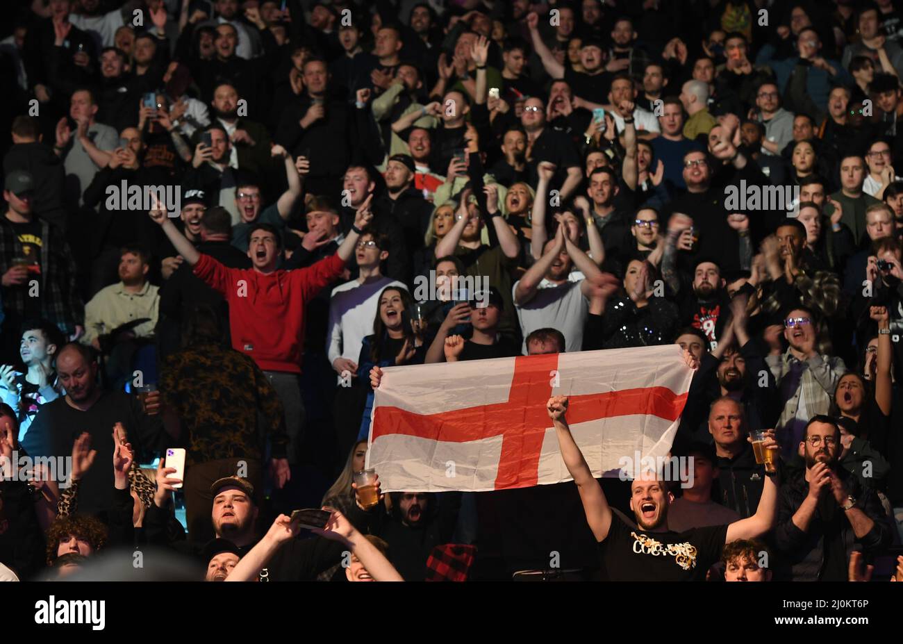 Londra, Regno Unito. 28th Ott 2012. I tifosi britannici hanno festeggiato durante la UFC Fight Night alla O2 Arena il 19 marzo 2022 a Londra, Inghilterra. (Foto di Zed Jameson/Sipa USA) (Foto di Zed Jameson/Sipa USA) Credit: Sipa USA/Alamy Live News Foto Stock