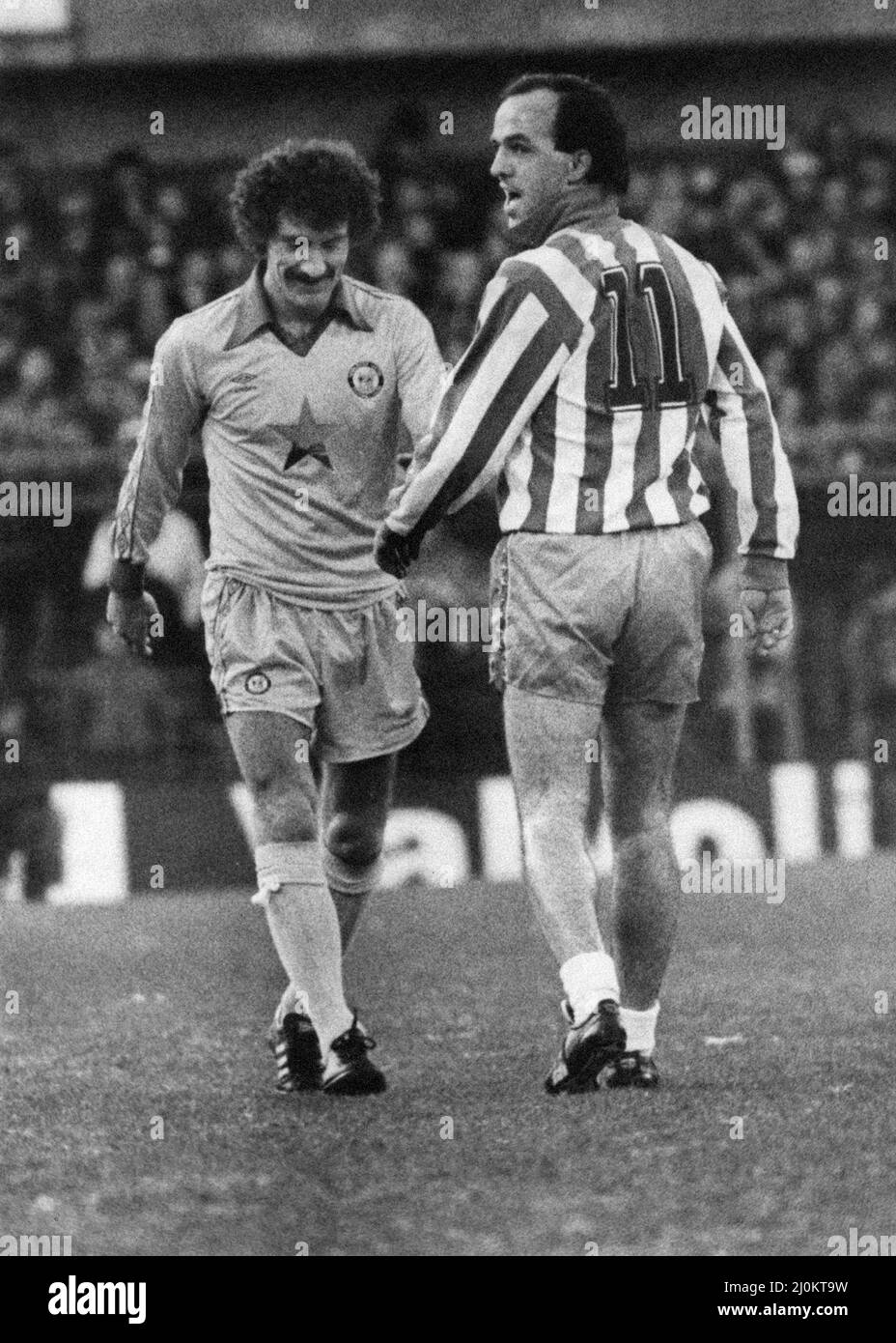 Sheffield Mer 1-1 Newcastle, Division Two League Match a Hillsborough, sabato 18th dicembre 1982. Terry McDermott vede il lato divertente della vita mentre l'ante Mirocevic di Sheffield Wednesday fa un punto. Foto Stock