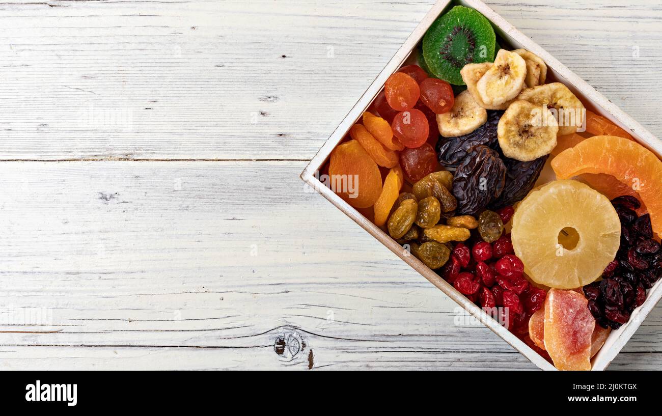 Raccolta di frutta secca su un legno Foto Stock