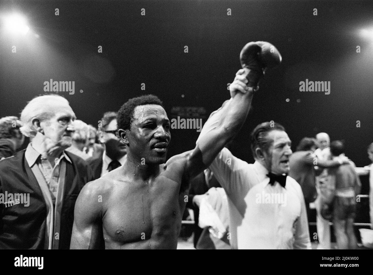 Maurice Hope / Carlos Herrera WBC World Super Welterweight Title. Wembley Arena, Wembley, Londra, Regno Unito.Hope ha vinto con decisione unanime round 15. (Foto) Maurice Hope celebra la sua vittoria. 26th novembre 1980 Foto Stock