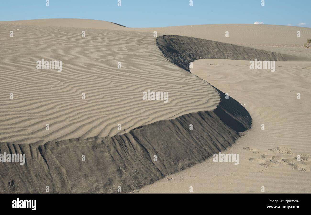 Dune di sabbia nell'oceano. Deserto sahara secco terra Cipro Foto Stock