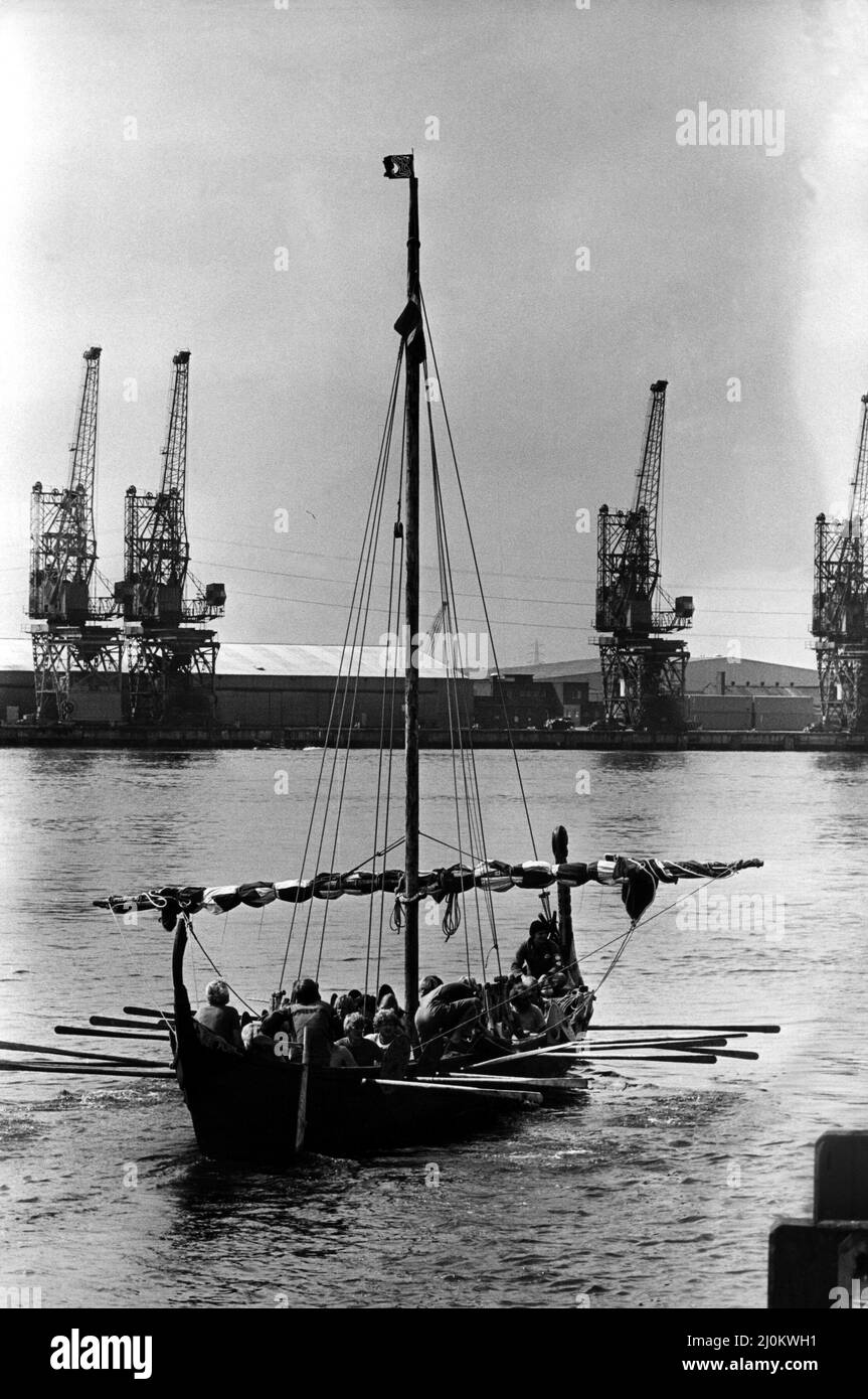 Un vichingo lunga nave miakes esso senso su il fiume Tyne il 21st luglio 1980 Foto Stock