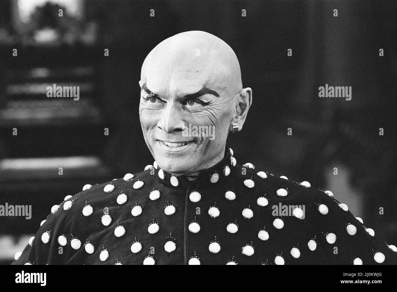 YUL Brynner, attore al London Palladium Theatre, 22nd agosto 1980. Il Re del Siam è in forma trionfante in questi giorni, l'attore Yul Brynner ha bloccato la sua performance del 3000th come il righello nel musical hit, il Re e io, ma l'imponente stella con una reputazione per essere difficile da affrontare è rimanere stretto-lipped circa successo colpito. Al London Palladium, dove lo spettacolo ha distrutto i registri delle scatole di cartone, ha semplicemente detto: 'È stato un lungo periodo di tempo'. Brynner si inchina dalla parte il mese prossimo. E senza dubbio riceverà un mandata reale. Foto Stock