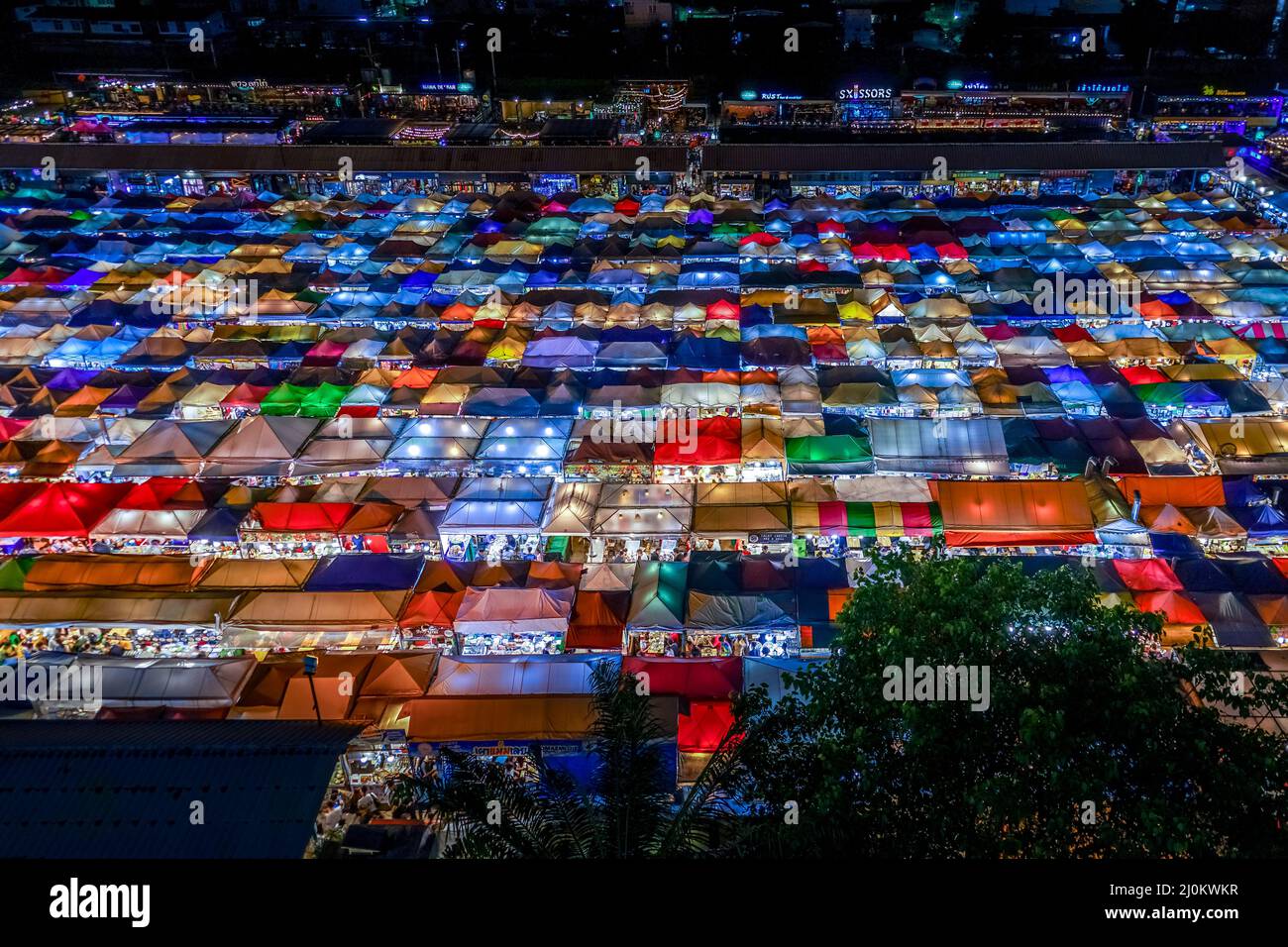 Vista notturna di Talat Lot Phi Ratchada (Thailandia) Foto Stock