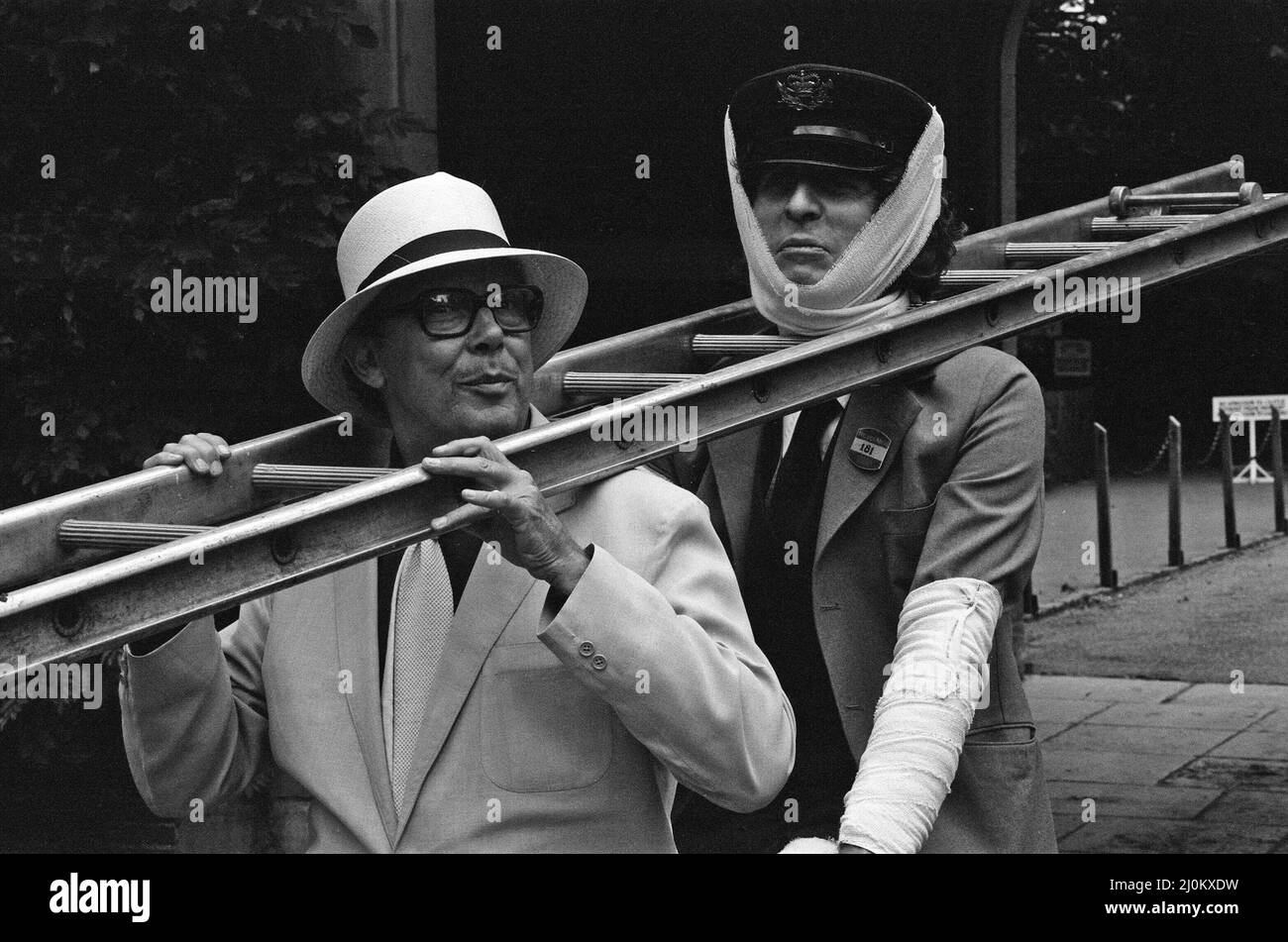 Eric Morecambe e Tom Baker in location al castello di Hever, dove stanno realizzando un film comico. 18th agosto 1982. Foto Stock