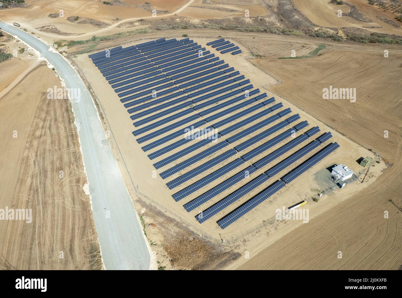 Vista aerea del drone del pannello solare fotovoltaico fattoria. Energie rinnovabili alternative per il risparmio dell'ambiente, Foto Stock