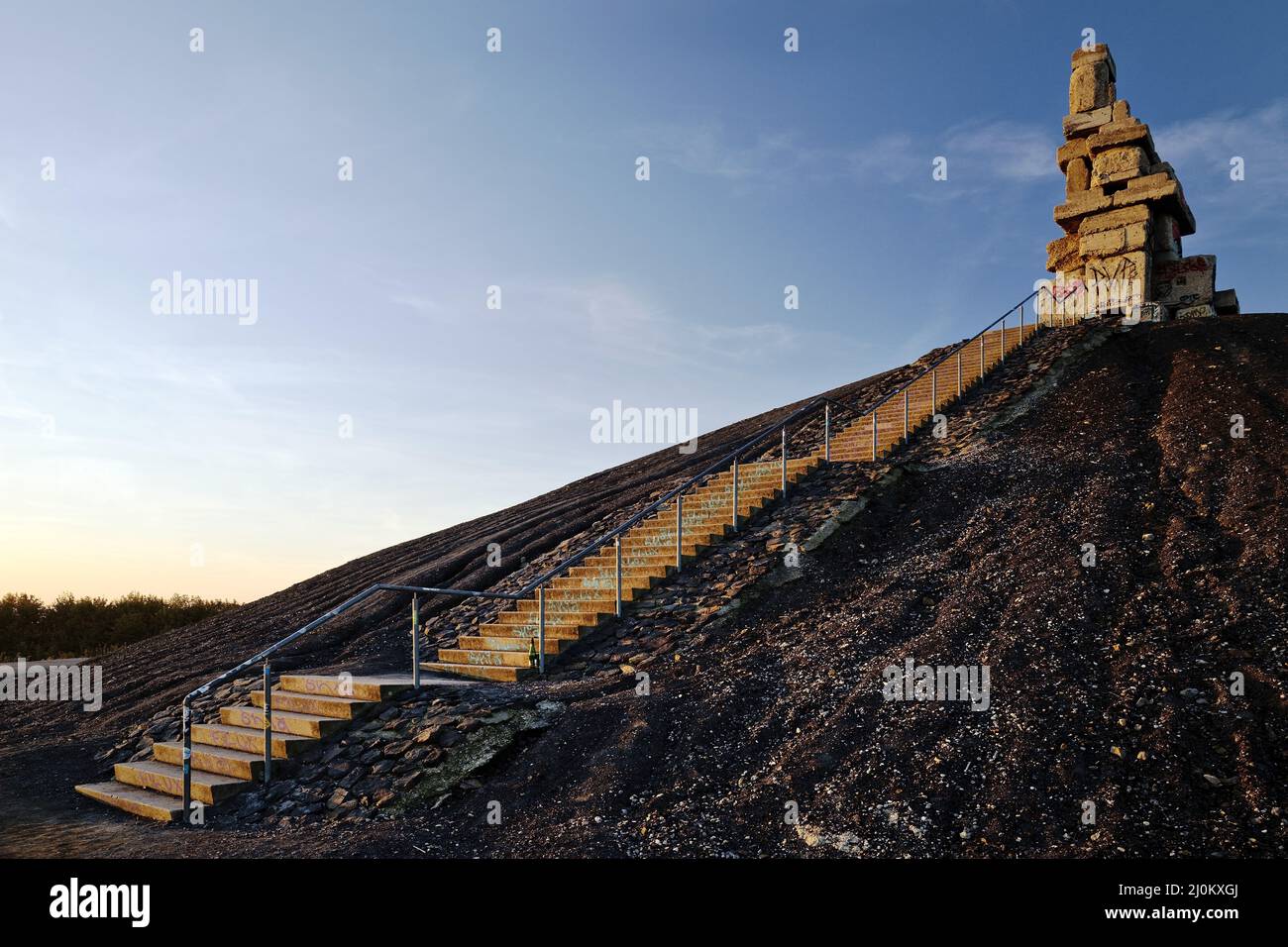 Halde Rheinelbe con scale per l'opera d'arte Heavenly Scale, Gelsenkirchen, Germania, Europa Foto Stock