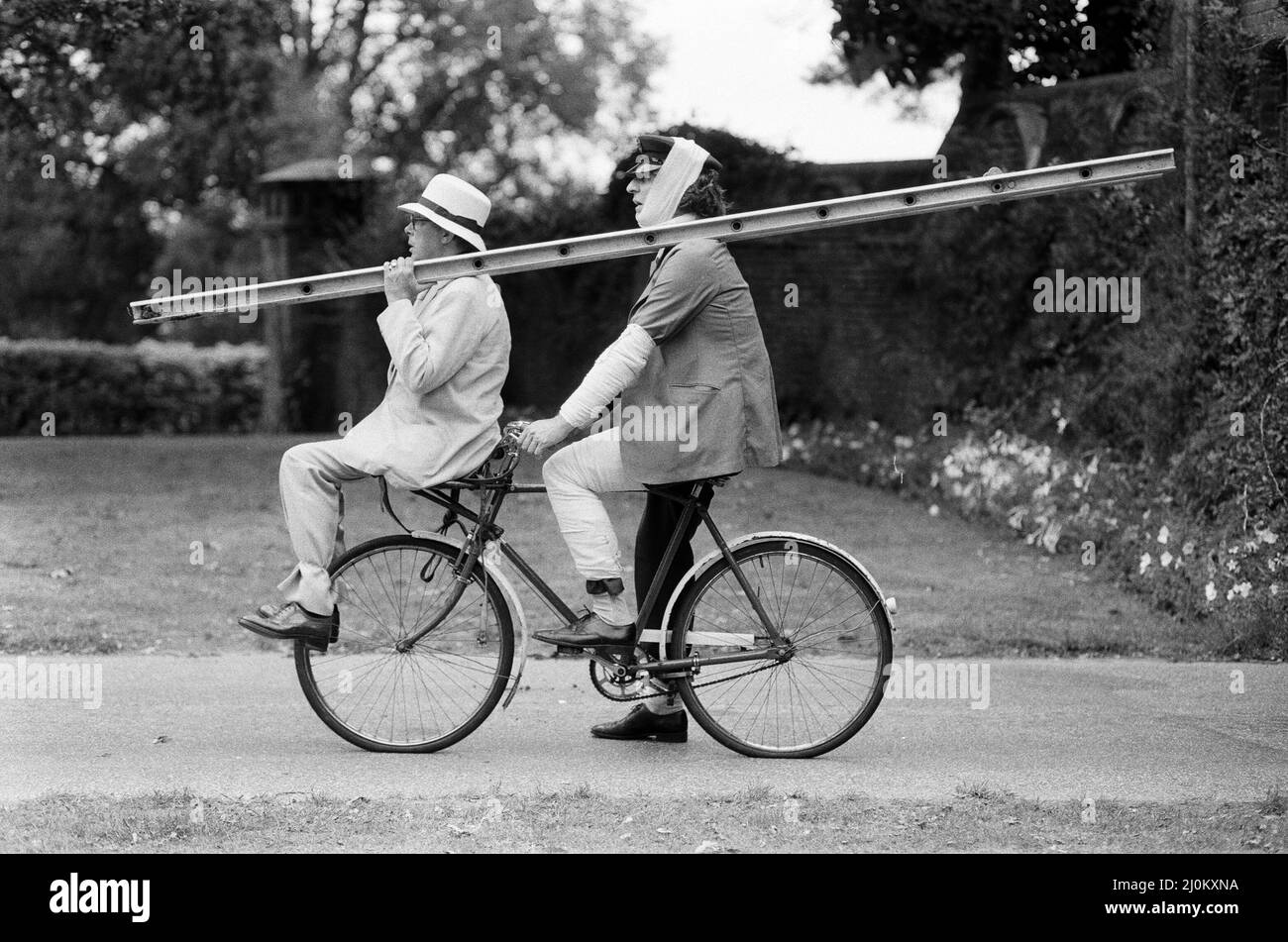 Eric Morecambe e Tom Baker in location al castello di Hever, dove stanno realizzando un film comico. 18th agosto 1982. Foto Stock