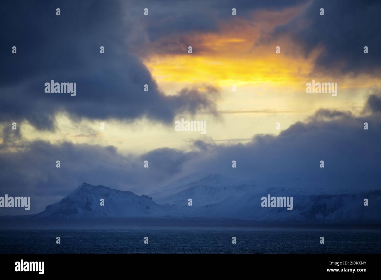 Tramonto con le nuvole sopra il Snaefellsjoekull, SnÃ¦fellsnes, Islanda occidentale, Europa Foto Stock