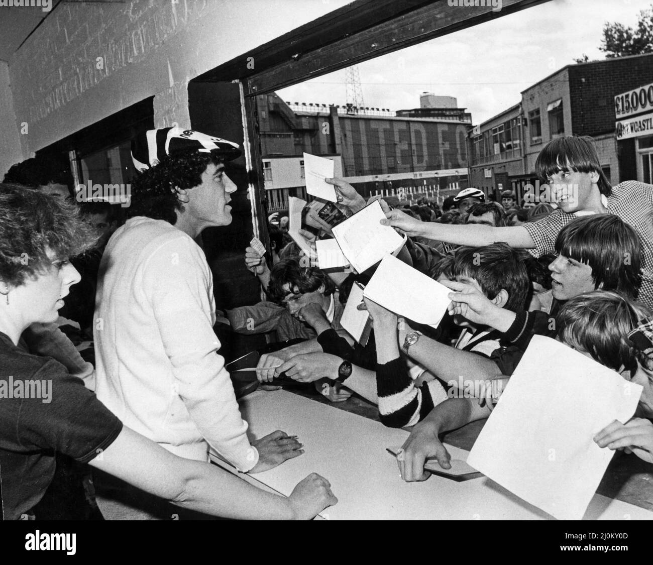 Il calciatore del Newcastle United Kevin Keegan è accolto dai tifosi di Newcastle, mentre apre il nuovo negozio di souvenir del club al St James Park, il giorno prima di fare il suo debutto per il club.27th agosto 1982. Foto Stock