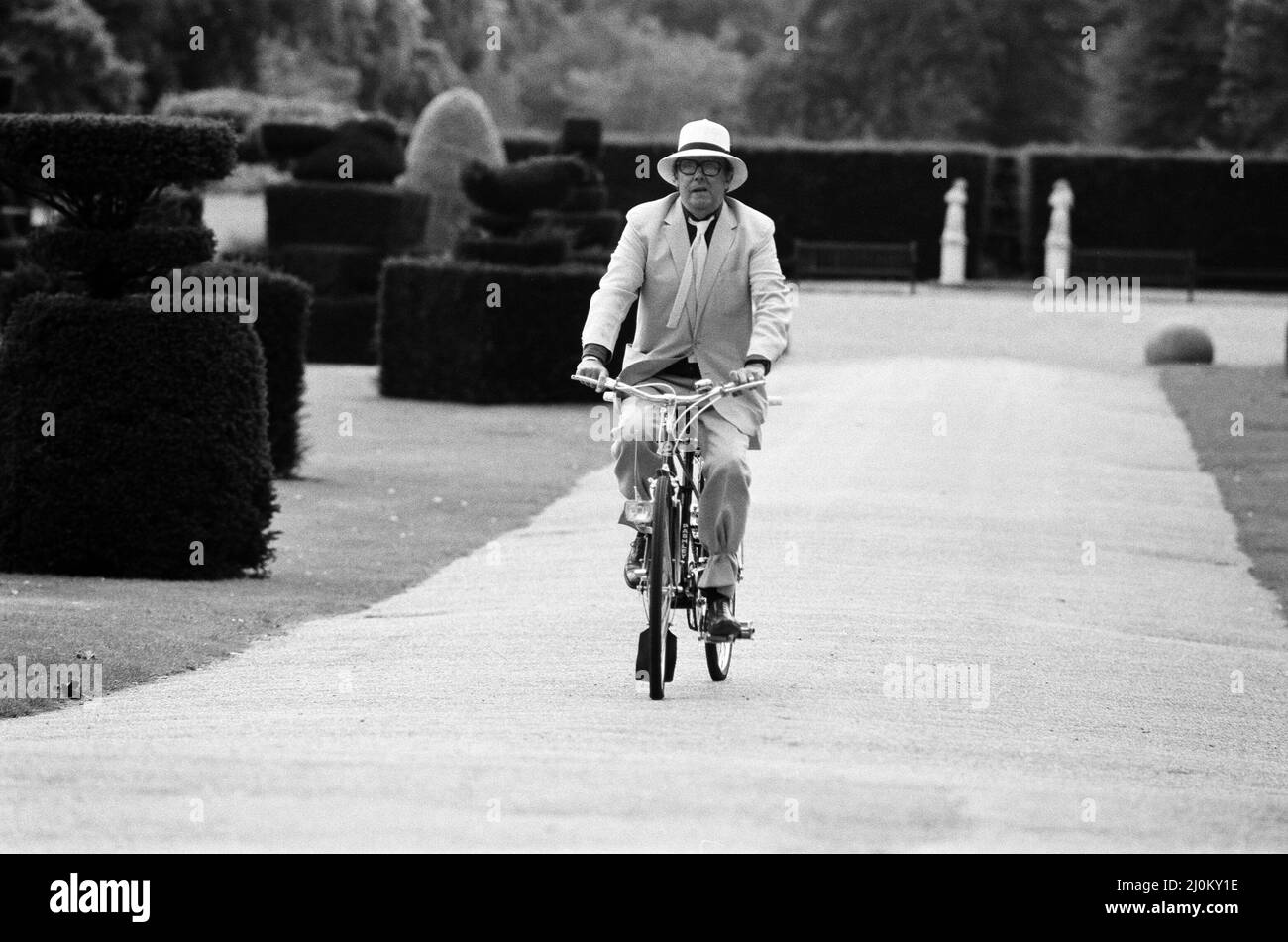 Eric Morecambe è in location al castello di Hever, dove sta realizzando un film comico. 18th agosto 1982. Foto Stock