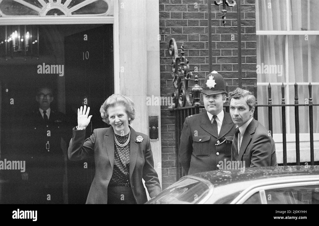 Margaret Thatcher PM raffigurato fuori Downing Street, Londra, mercoledì 7th aprile 1982. Lasciando Downing Street, sulla strada per la Camera dei Comuni. Foto Stock