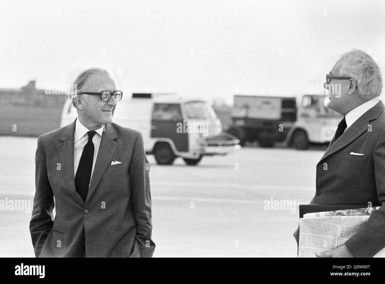 Il Segretario degli Esteri Lord Carrington con l'ex primo Ministro James Callaghan all'Aeroporto di Heathrow mentre partiranno per il Cairo per partecipare alla parata funebre del Presidente egiziano assassinato Anwar Sadat.9th ottobre 1981. Foto Stock