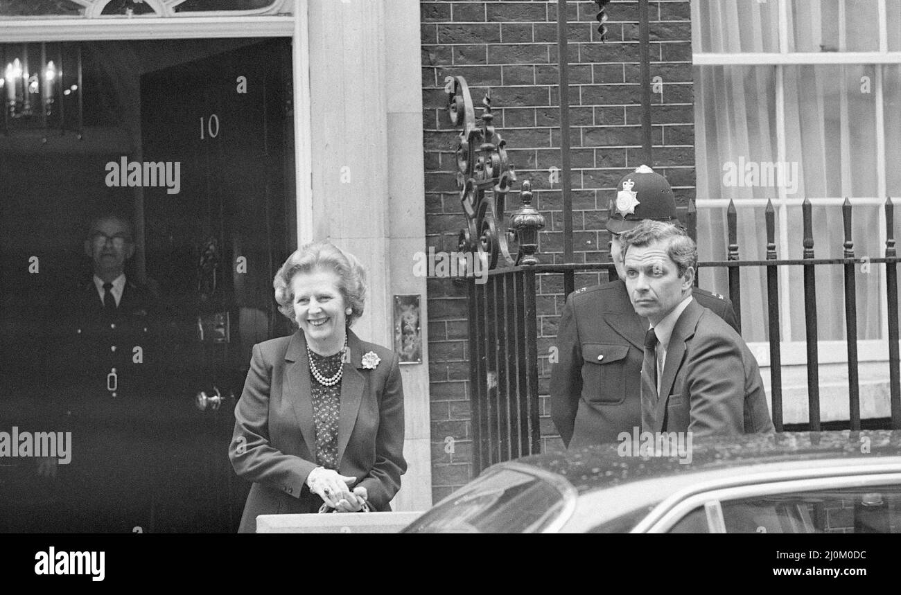 Margaret Thatcher PM raffigurato fuori Downing Street, Londra, mercoledì 7th aprile 1982. Lasciando Downing Street, sulla strada per la Camera dei Comuni. Foto Stock