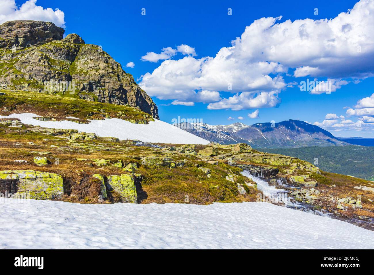 Fiume e neve VeslehÃ¸dn montagna cascata Hydnefossen Hemsedal Norvegia. Foto Stock