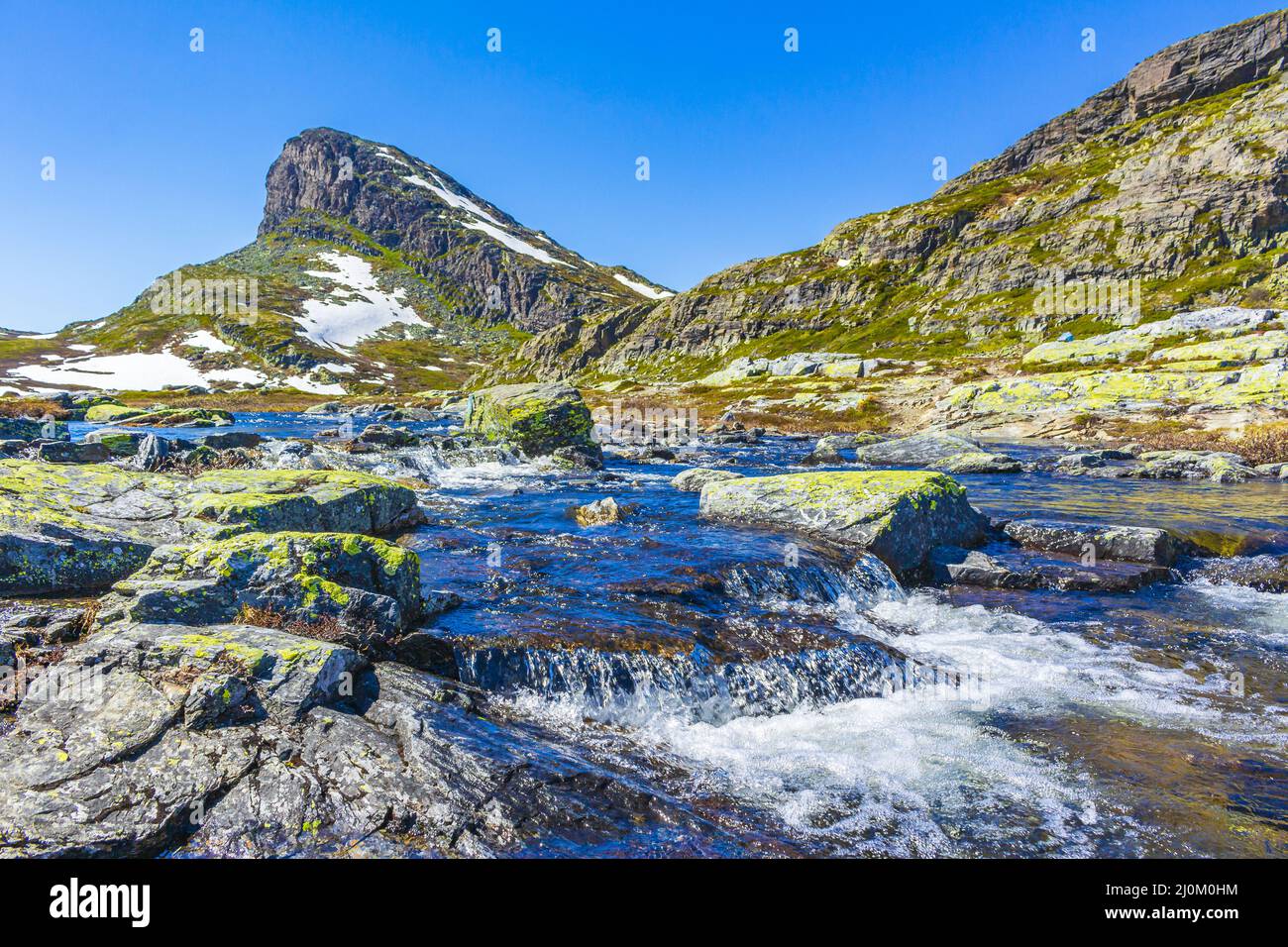 Incredibile vetta della montagna di StorehÃ¸dn alla cascata Hydnefossen fiume Hemsedal Norvegia. Foto Stock