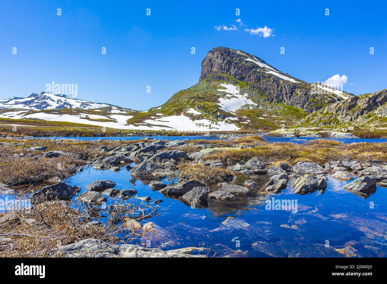 Incredibile vetta della montagna di StorehÃ¸dn alla cascata Hydnefossen fiume Hemsedal Norvegia. Foto Stock
