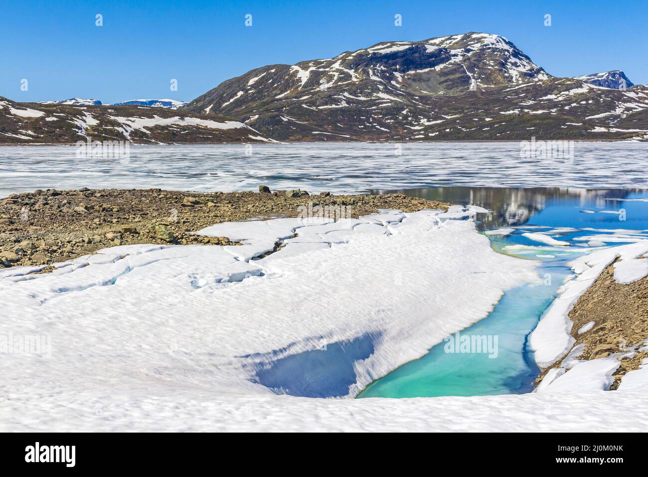 Ghiacciato lago turchese Vavatn panorama in estate paesaggio Hemsedal Norvegia. Foto Stock